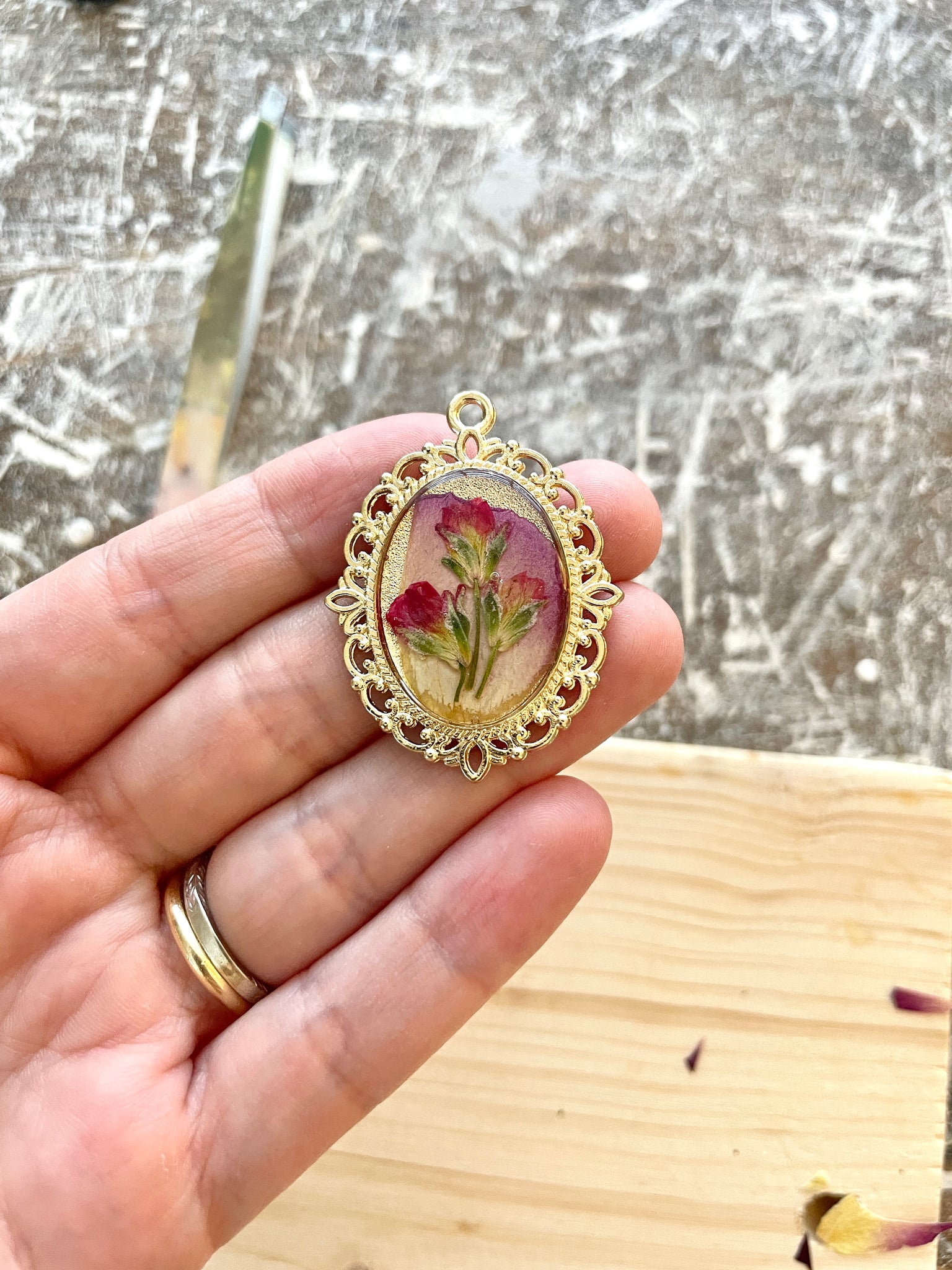 Custom made to Order Pressed Flower Necklace Resin Funeral Flowers, Wedding  Flowers, Special Flowers, Etc. 
